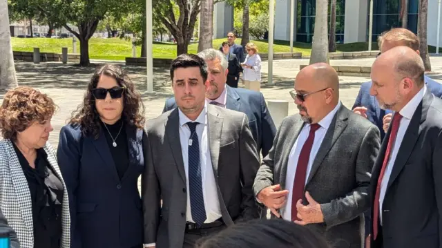 دیلون آنگولو در بیرون دادگاه همراه با خانواده نایبل بناویدس لئون