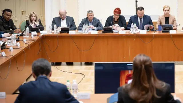 Жан Беленюк (крайній ліворуч) та Вадим Галайчук (четвертий ліворуч) на зустрічі із прем'єркою