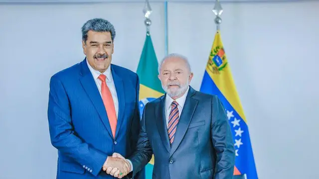 Lula e Nicolás Maduro se cumprimentama novibet tem pagamento antecipadofoto oficial 