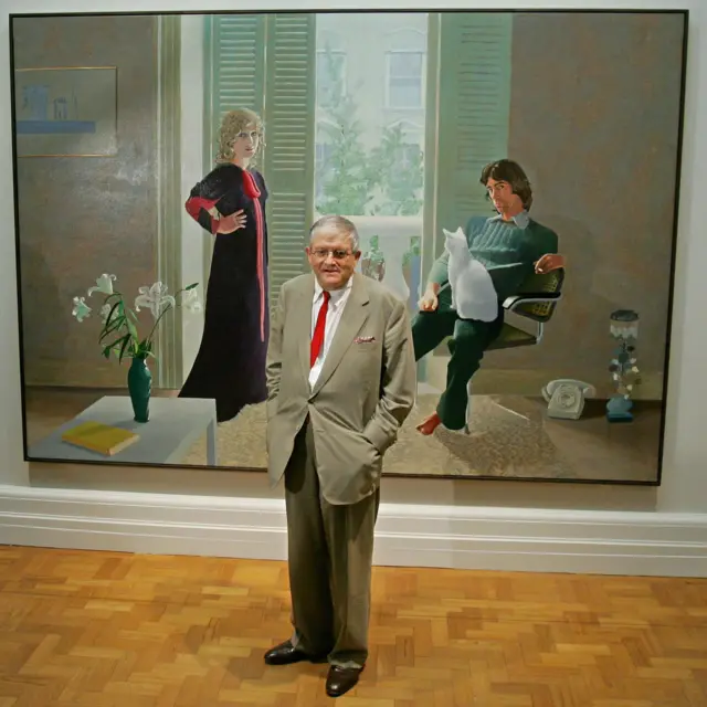 David Hockney, 2006 yılında Ulusal Portre Galerisi'nde "Bay ve Bayan Clark ve Percy" adlı tablosunun önünde poz verirken.