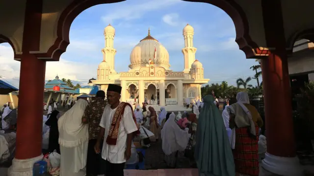 Jamaah Tarekat Syattariyah bersiap melaksanakan shalat Idul Fitri 1444 Hijriah di halaman Masjid Syaikhuna Habib Muda Seunagan Desa Peuleukung, Seunagan Timur, Nagan Raya, Aceh, Kamis (20/4/2023). 
