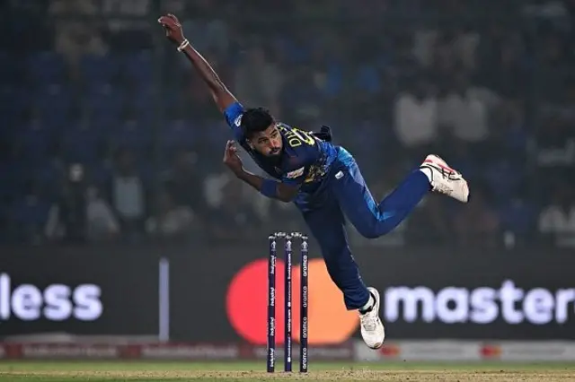 පන්දු යැවීමේදී දිල්ෂාන් මධුෂංක කඩුලු 03ක් ද, ඇන්ජලෝ මැතිව්ස් සහ මහීෂ් තීක්ෂණ කඩුලු දෙක බැගින් දවා ගනු ලැබූහ.