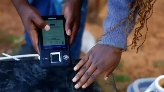 Otụ nwaanyị wetere aka iji tinye ka akụrụngwa eji enyocha onye kwesịrị ịtụ vootu nnyocha ya.