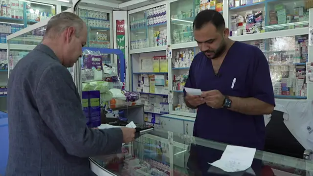 محمد بصیر میوند، دوا ساز در یکی از دواخانه‌ های شهر کابل