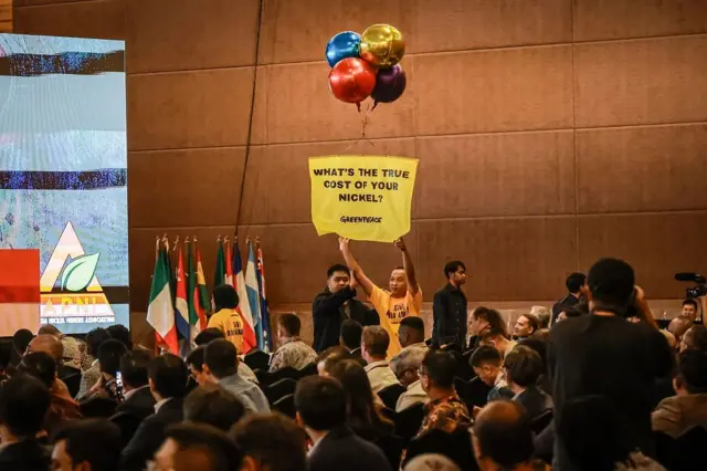 Aktivis Greenpeace Indonesia membentangkan spanduk saat berlangsungnya Indonesia Critical Minerals Conference & Expo 2025 di Jakarta, Selasa (3/6/2025).