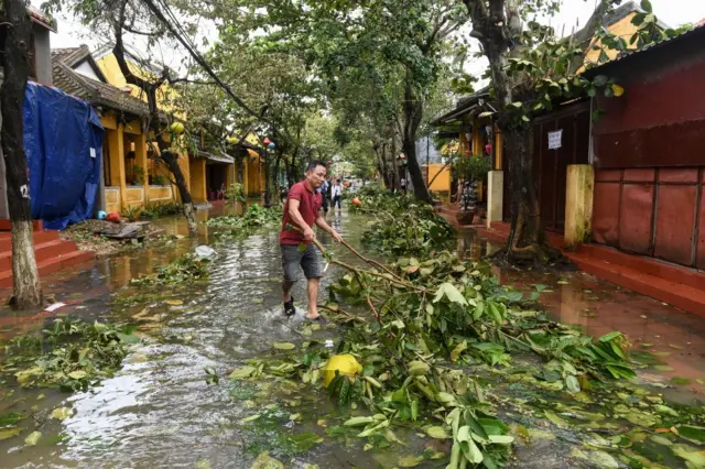 ﻿Người dân Hội An dọn dẹp sau bão
