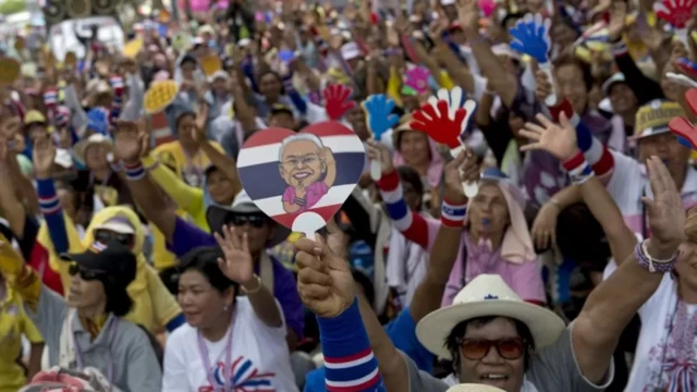 ม็อบนกหวีด