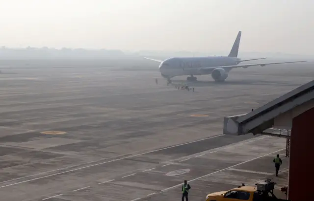 भैरहवा विमानस्थलमा कतार एअरलाइन्सको विमान अवतरण गर्दाको दृश्य।