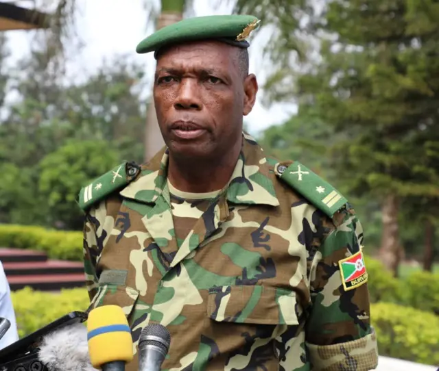 Général de brigade Gaspard Baratuza avugira igisirikare c'Uburundi yambaye umwenda wa gisirikare imbere ye hari microphones