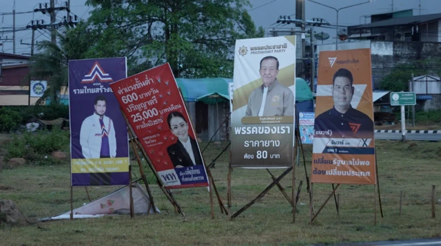  ป้ายหาเสียงที่บริเวณแยกมลายูบางกอก จ.ยะลา ก่อนการเลือกตั้งเดือน พ.ค. 2566 