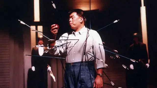 Jimmy Lai muerde una manzana con una docena de flechas en su cuerpo en un anuncio de televisión para el debut de Apple Daily en 1995.