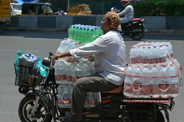 બૉટલબંધ પાણી પ્રતીકાત્મક તસવીર પ્રતીકાત્મક તસવીર પાણીની બૉટલ પાણી બિસલરી મિનરલ વૉટર ભાવવધારો ઈરાન યુદ્ધ પ્લાસ્ટિક બૉટલ બીબીસી ગુજરાતી ગુજરાત