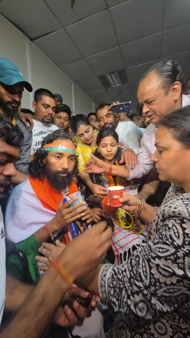सीएम की घोषणा के बाद सदर अस्पताल पहुंच कर मंत्री दीपिका पांडेय सिंह और डॉ इरफान अंसारी ने देवेंद्रनाथ महतो का अनशन तुड़वाया