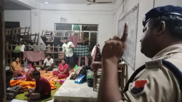 ত্রিপুরায় ৪৫০টিরও বেশি ত্রাণ শিবির খোলা হয়েছে, তারই একটি। বৃহস্পতিবার রাতের ছবি