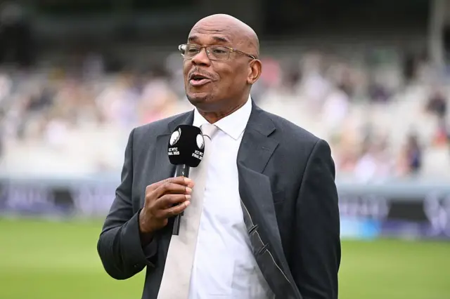 वेस्ट इंडीज़ के पूर्व क्रिकेट इयान बिशप ने उस्मान के एक्शन को पाकिस्तान के लिए अहम बताया है