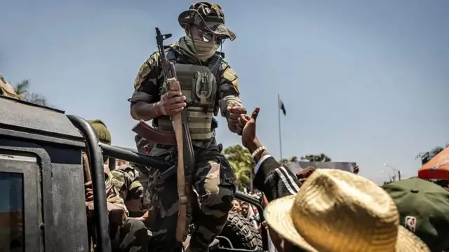 Солдат армії Мадагаскару на вантажівці