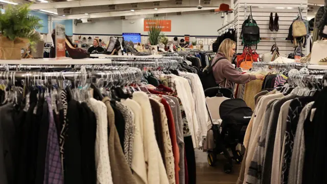 ملابس معروضة في المتجر