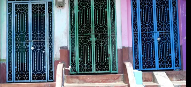 घरों पर ताले