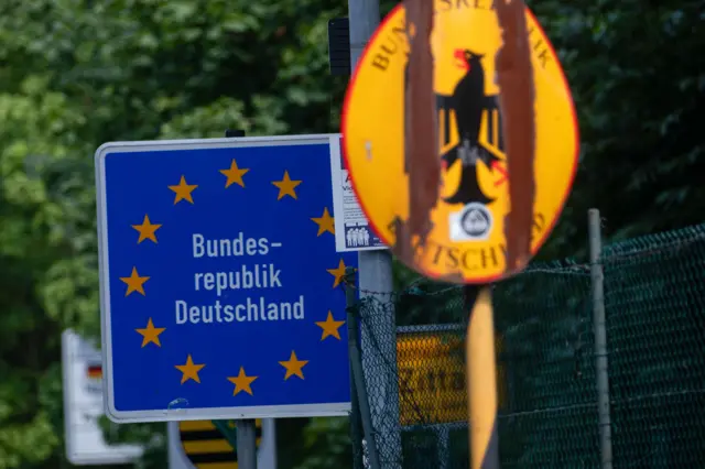 Dwa znaki graniczne oznaczające granicę z Niemcami, jeden niebieski, drugi żółty, na przejściu granicznym Polska-Niemcy, Porajów, Polska, 3 lipca 2025.