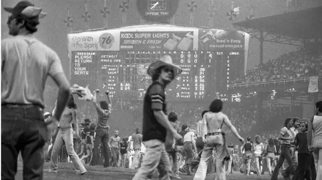 Fudbalski teren, pune tribine i publika na travi