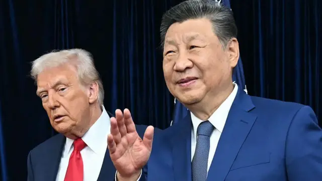 الرئيس الصيني شي جينبينغ (يمين) مع الرئيس الأمريكي دونالد ترامب