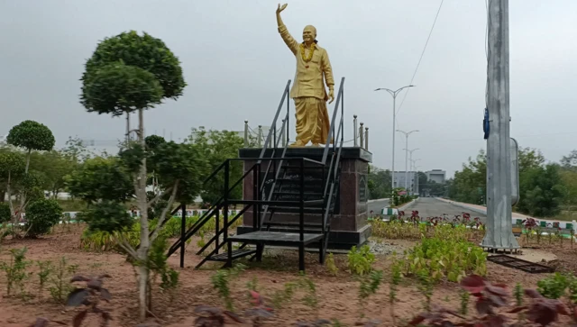 వైఎస్ రాజశేఖరరెడ్డి విగ్రహం