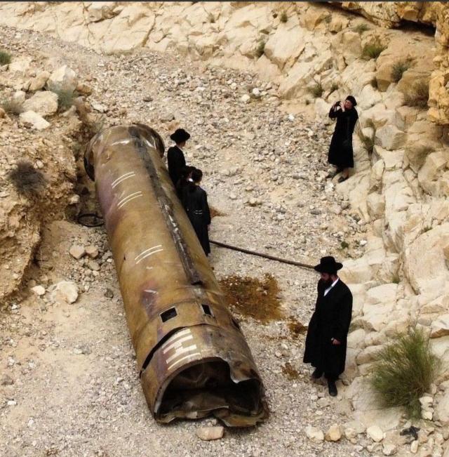  بقایای موشک پیدا شده در نزدیکی شهر آراد در جنوب اسرائیل