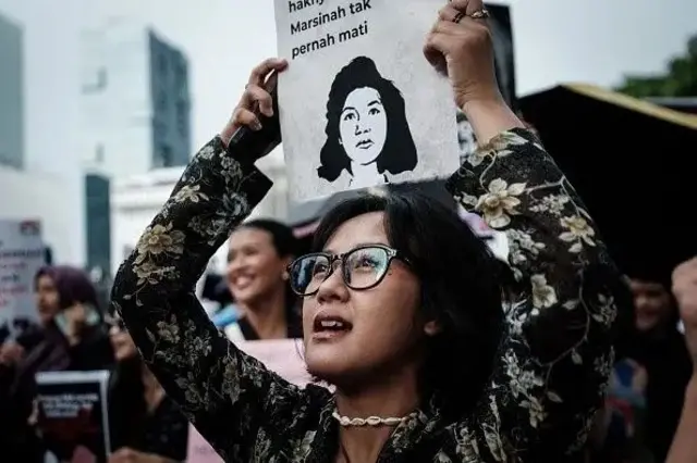 Seorang pengunjukrasa memegang poster Marsinah, aktivis buruh Indonesia yang menjadi simbol hak-hak buruh dan keadilan sosial setelah dibunuh pada1993. Aksi ini digelar saat Hari Perempuan Internasional di Jakarta, 8 Maret 2025.