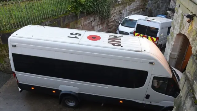 Поліцейський фургон в'їжджає у кам'яну арку