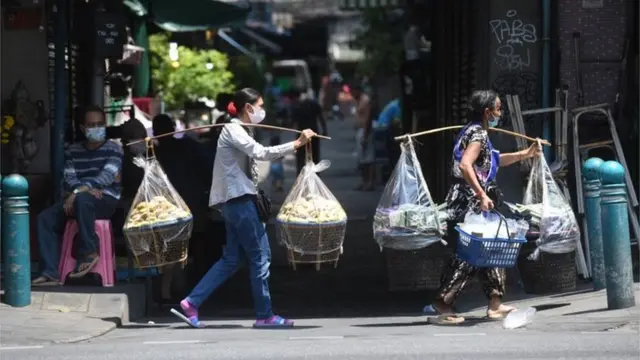 คนหาเช้ากินค่ำ ยังต้องหารายได้เลี้ยงปากท้อง แม้รัฐบาลประกาศขอความร่วมมืองดออกจากบ้านก็ตามหลังเกิดการแพร่ระบาดโควิด-19