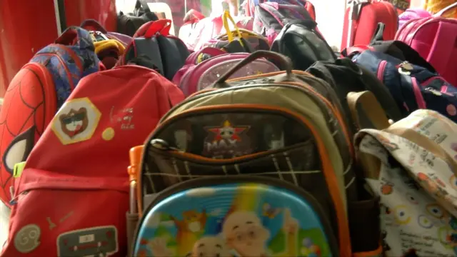 প্রাক প্রাথমিকেও শিশুদের বইতে হয় ভারী ব্যাগ