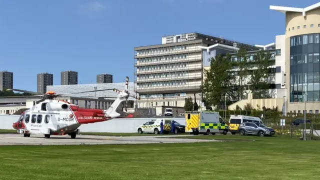 Одного из пострадавших привезли в больницу в Абердине вертолетом