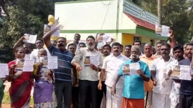 विरोध प्रदर्शन करते लोग