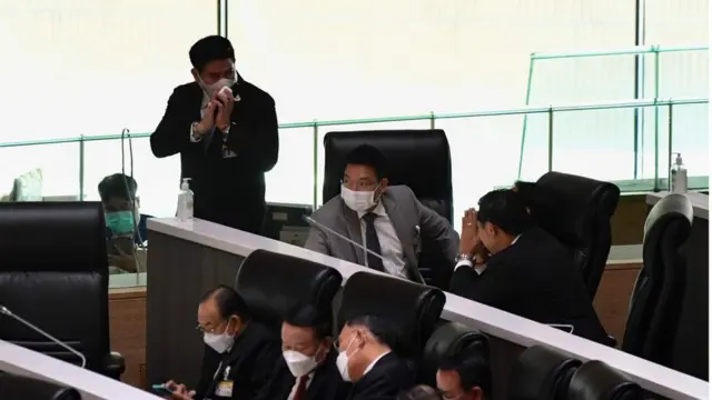 เพื่อน ส.ส. ทักทายหัวหน้าพรรคเศรษฐกิจไทยในระหว่างเข้าร่วมการประชุมสภา