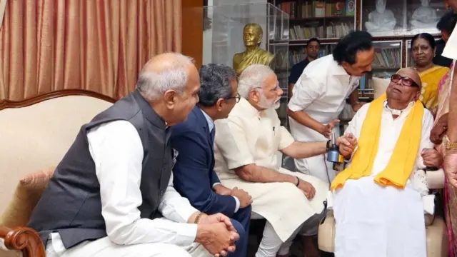 தி.மு.க. தலைவர் கருணாநிதியை முதல் தளத்தில் உள்ள அவரது அறையில் சந்தித்த நரேந்திர மோதி, அவரது கரங்களைப் பிடித்தபடி நலம் விசாரித்தார்.