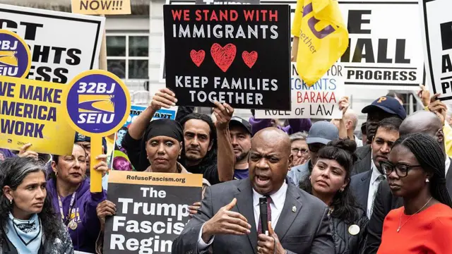 O prefeito de Newark, Ras Baraka, fala à imprensa e a apoiadores após deixar o tribunal em 15 de maio de 2025, em Newark, Nova Jersey. Baraka compareceu a um tribunal federal para uma audiência de acompanhamento sobre a acusação do governo Trump de que ele invadiu, na semana anterior, o centro de detenção de imigrantes Delaney Hall, administrado pelo ICE, em Newark.