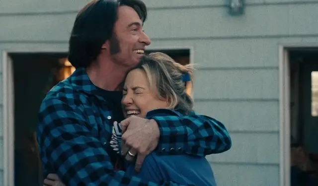 Cette image montre les acteurs Hugh Jackman et Kate Hudson dans le prochain film biographique musical dramatique, Song Sung Blue. 