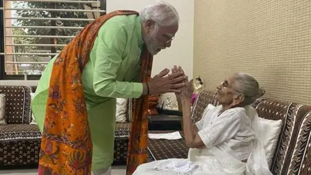 తల్లి హీరాబెన్‌తో నరేంద్ర మోదీ