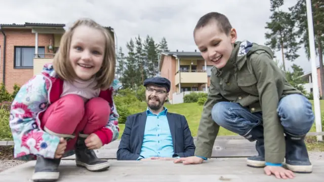 homem com crianças brincando