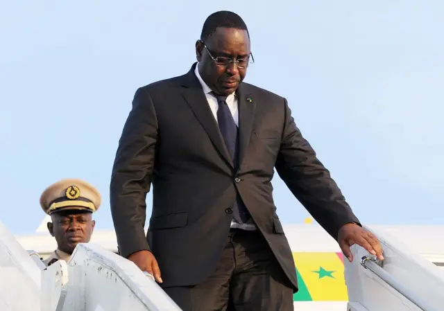 Le président sénégalais Macky Sall descend les marches en sortant d'un avion le 18 octobre 2012. 