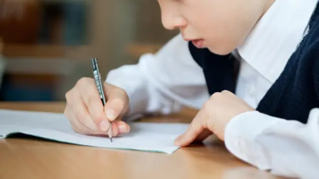 英国政府曾对国内部份地区发出有关学生功课量的指引，但后来收回。