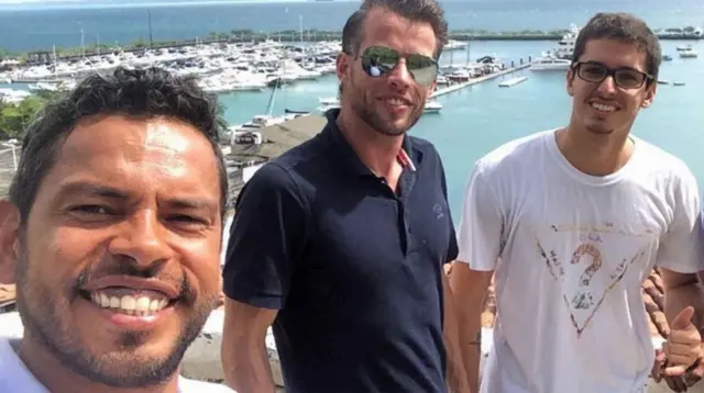 George Saul (Fox) lo wa laaarin, Daniel Guerra; lapa osi ati Rodrigo Dantas lapa ọtun, ni 2017