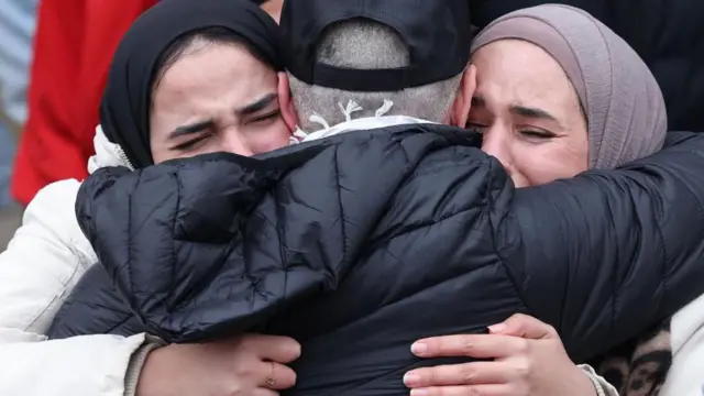 釈放されたパレスチナ人男性を歓迎する女性たち（8日、ラマラ）