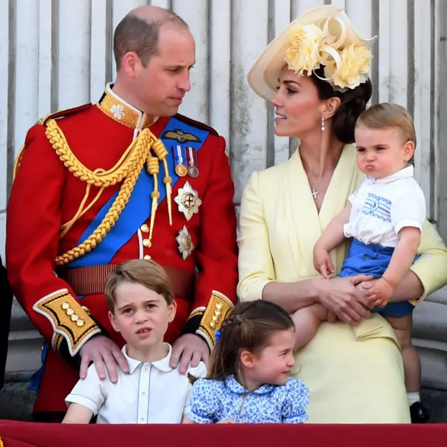 Książę William i księżna Katarzyna z dziećmi: księciem Jerzym, księżniczką Charlotte i księciem Louisem na balkonie Pałacu Buckingham po paradzie wojskowej Trooping the Colour. 8 czerwca 2019 r. 