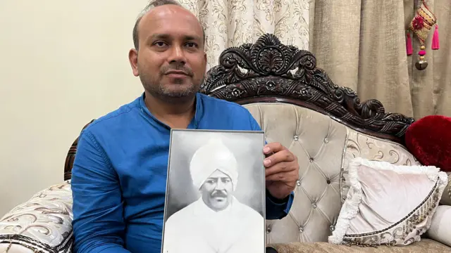 জুম্মালাল রুঠিয়ার ছবি হাতে প্রপৌত্র গৌতম রুঠিয়া