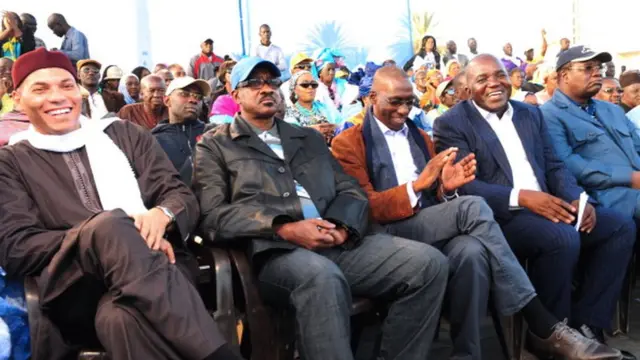 Des responsables du PDS d'Abdoulaye Wade, au premier rang, de g. à d., Karim Wade, Madické Niang, Mamadou Diop Decroix, Oumar Sarr et Ousmane Ngom