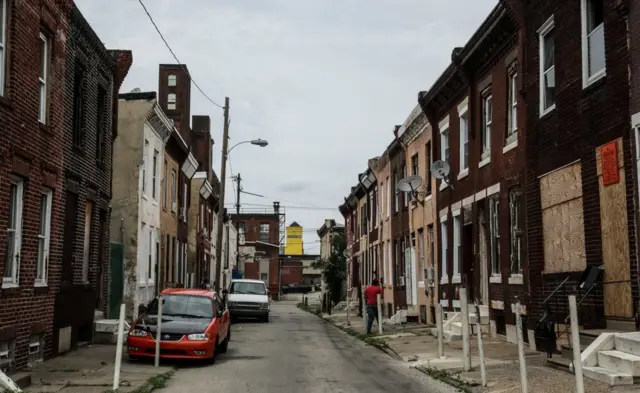 福祉活動家たちは廃屋となった長屋が麻薬常用者の新たな居場所になるのではと懸念している