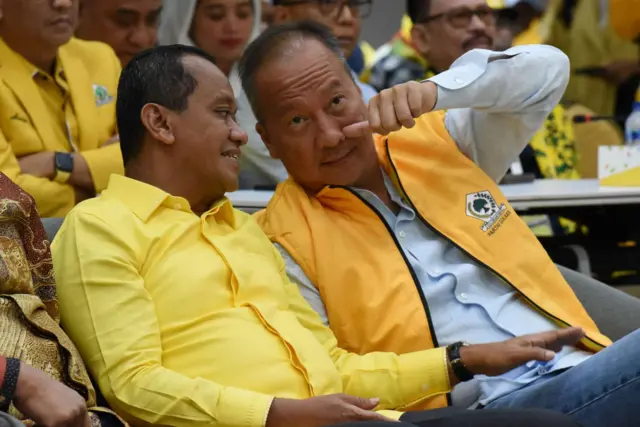 Bahlil Lahadalia (kiri) berbincang dengan Plt Ketum Partai Golkar Agus Gumiwang Kartasasmita (kanan), Senin (19/08).