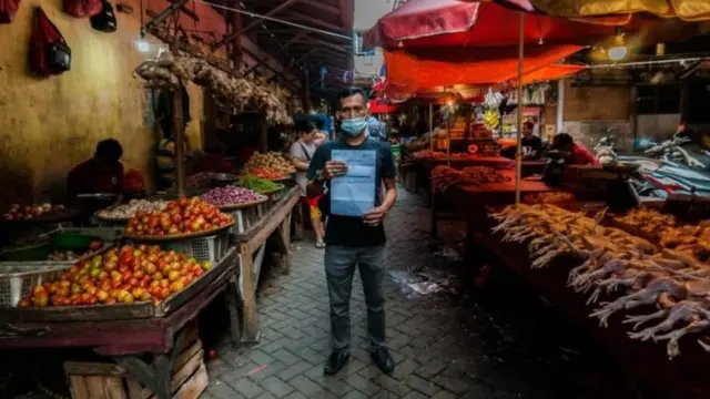 Seorang pedagang menunjukkan sertifikat vaksin COVID-19 miliknya di pasar tradisional Rangkasbitung, Lebak, Banten, Jumat (06/08).