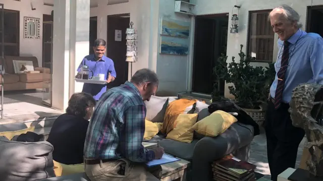 Velimir sa starim prijateljima u galeriji Majlis